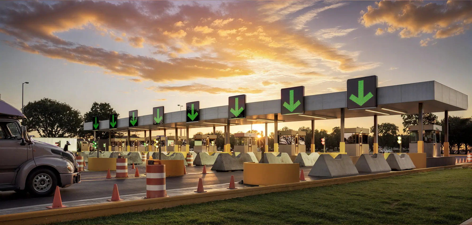 Casetas de cruce del puente internacional de Pharr al atardecer